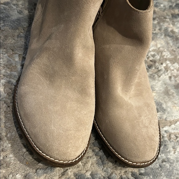 Clarks Beige Suede Ankle Boots EUC! - Picture 6 of 6